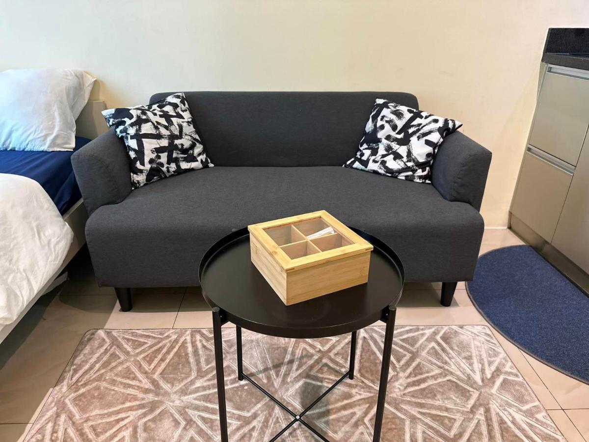 Modern Condo Living In Makati Манила Экстерьер фото